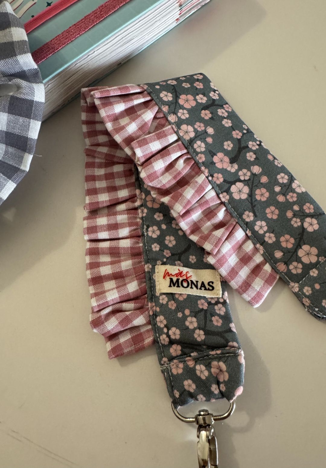 Portamóvil muñeca Flor Gris