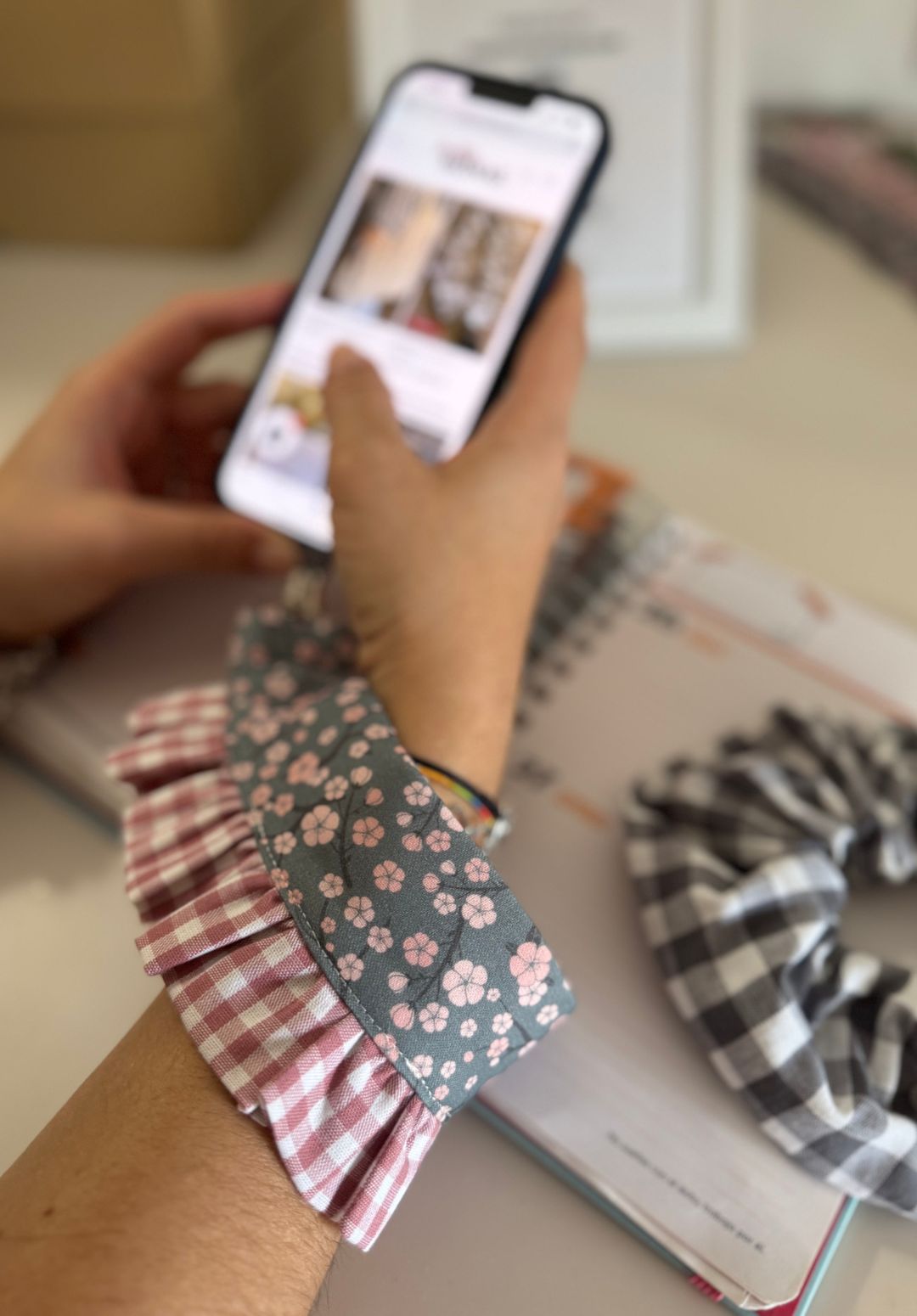 Portamóvil muñeca Flor Gris