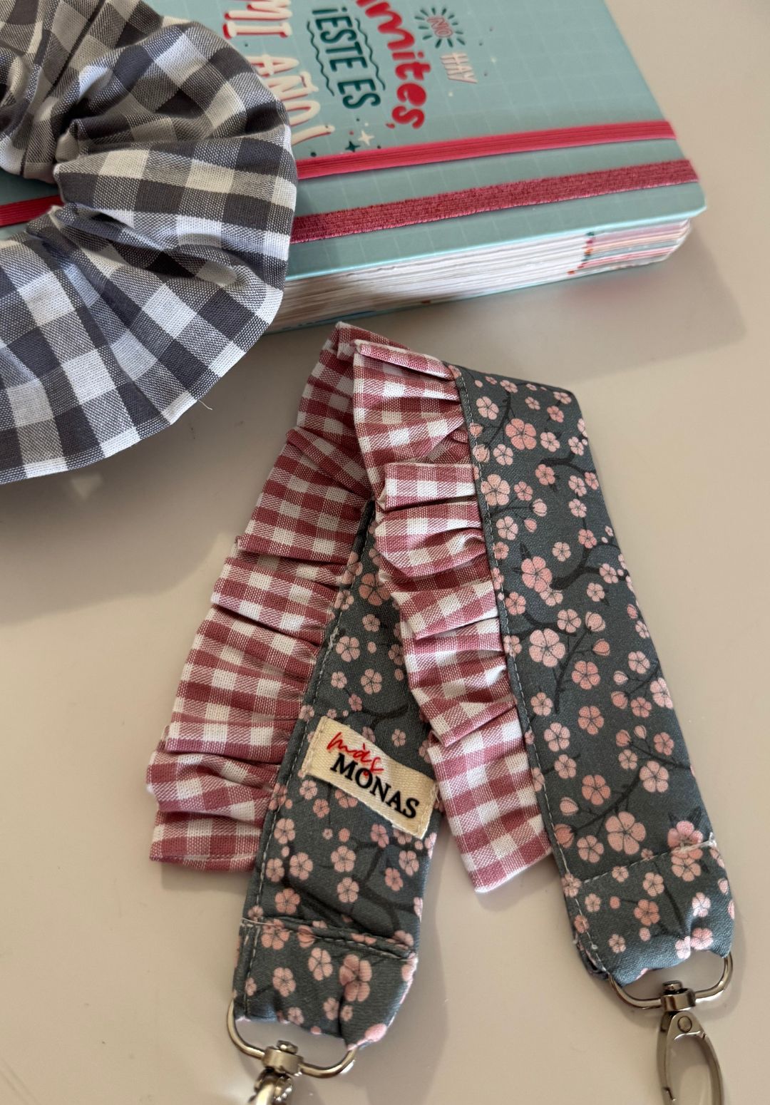 Portamóvil muñeca Flor Gris