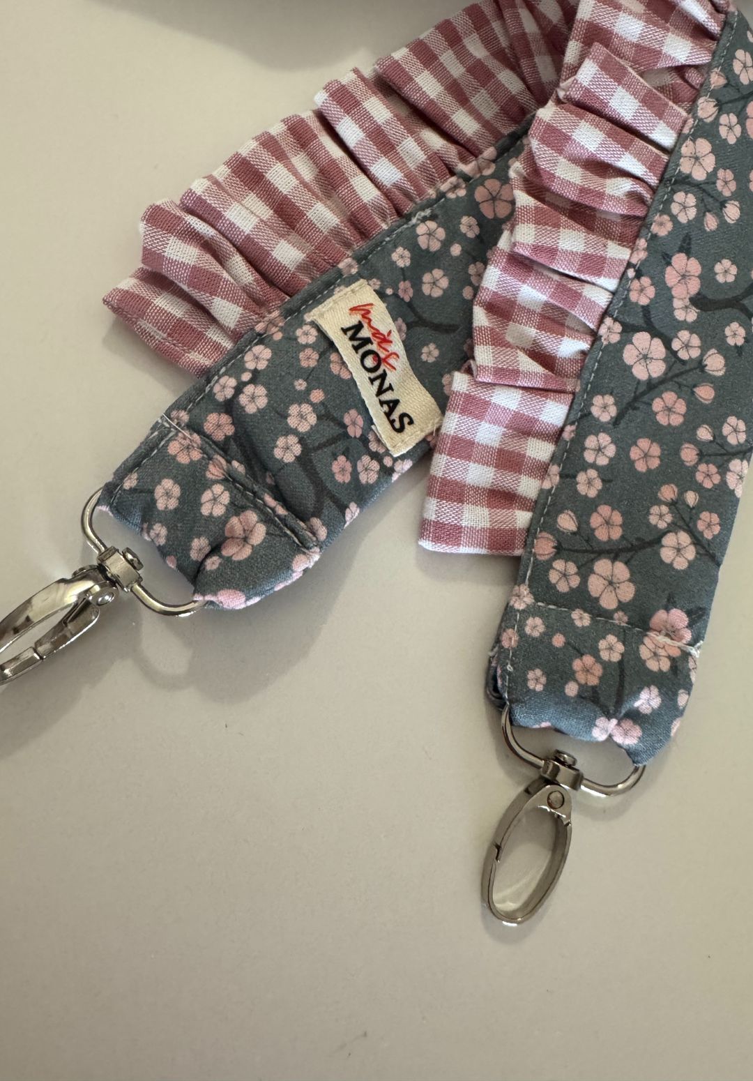 Portamóvil muñeca Flor Gris