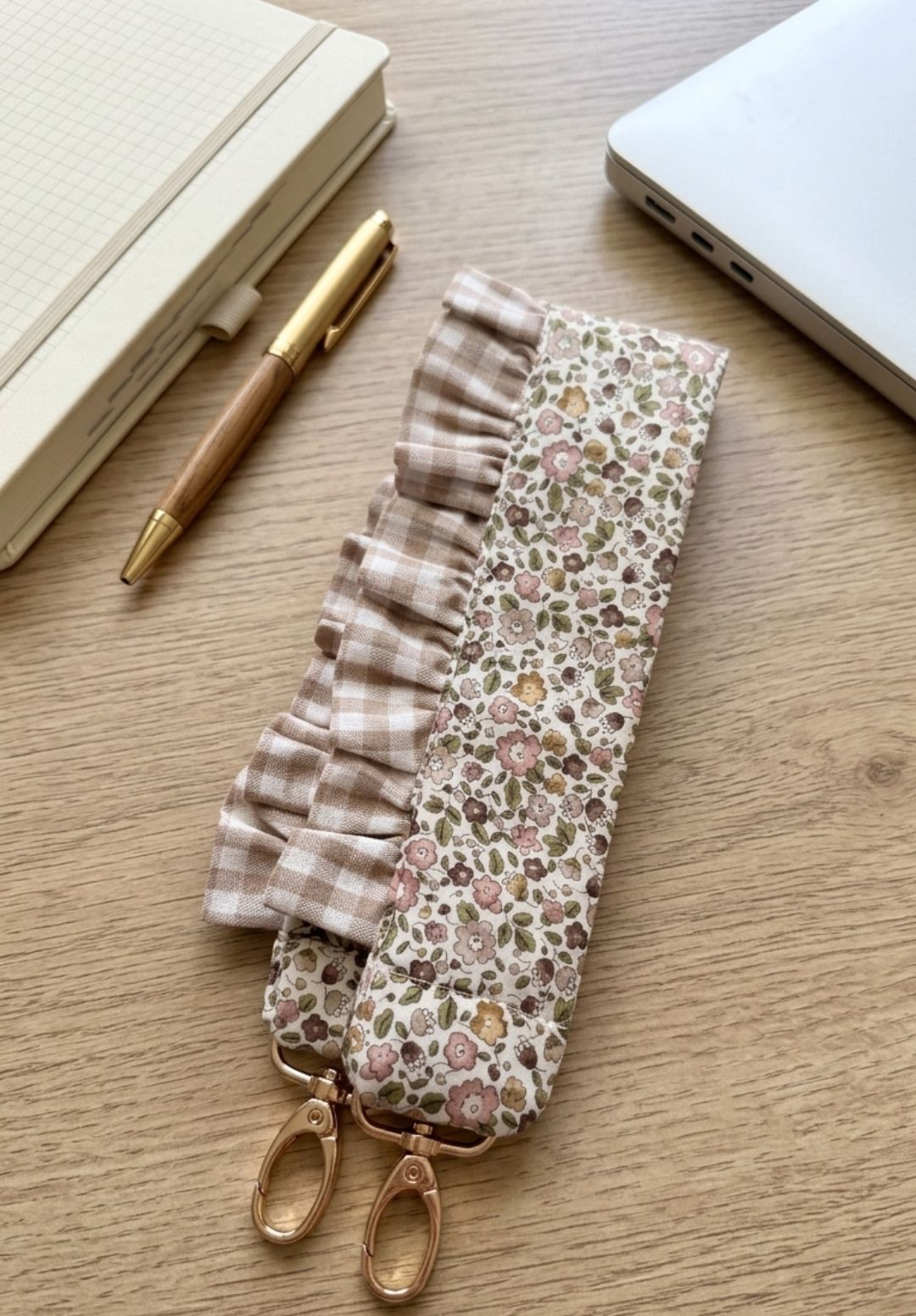 Portamóvil muñeca Flores Beige