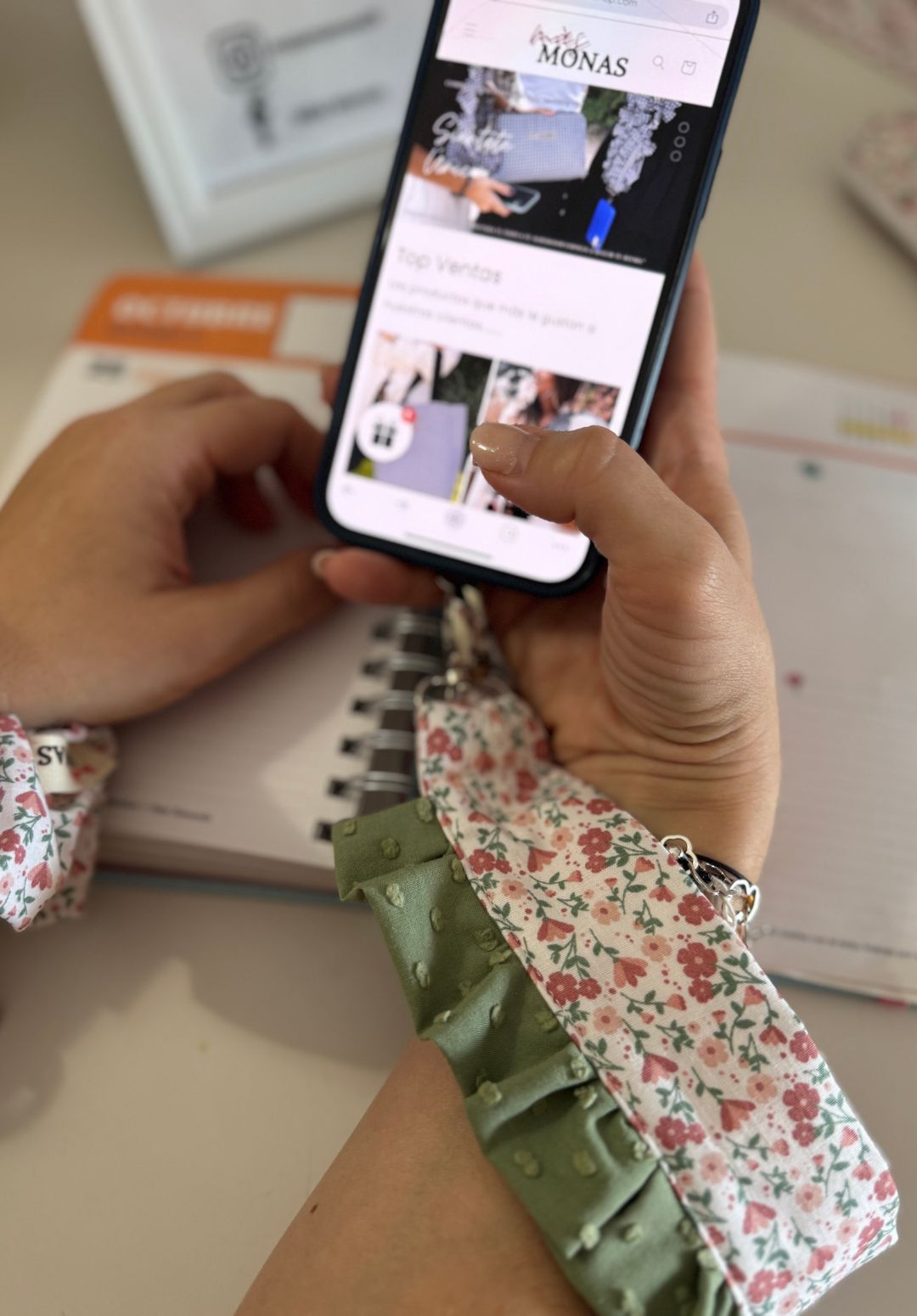 Portamóvil muñeca Volante Verde